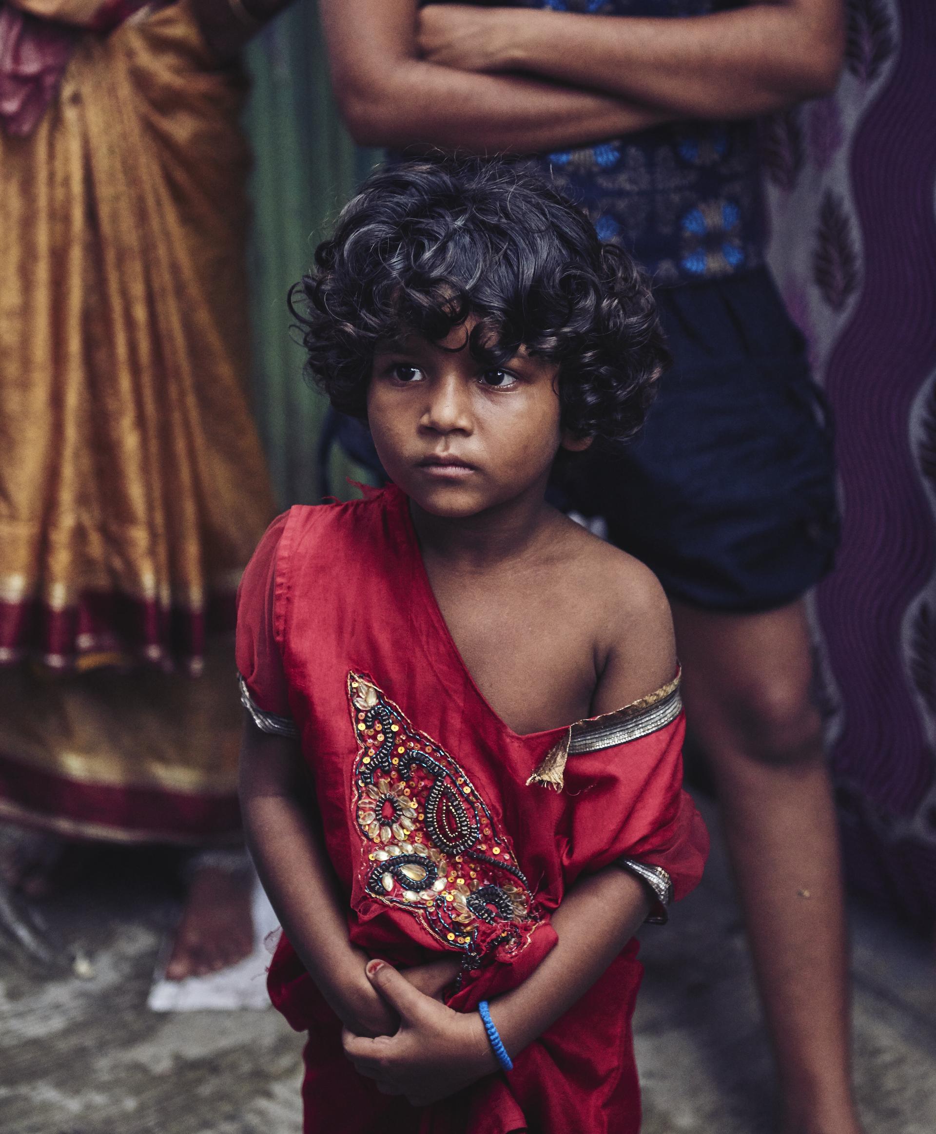 India — Enfant robe rouge